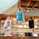 ブルー＆ブラウンのショップ内観です。